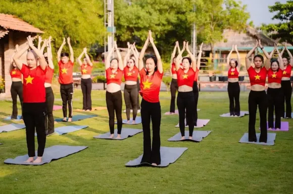 Đau lưng có nên tập Yoga không? 5 nguyên tắc tập luyện an toàn giúp giảm đau hiệu quả